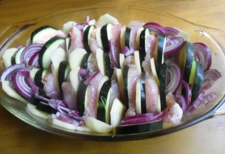 Индейка с кабачками, луком и картофелем: шаг 5