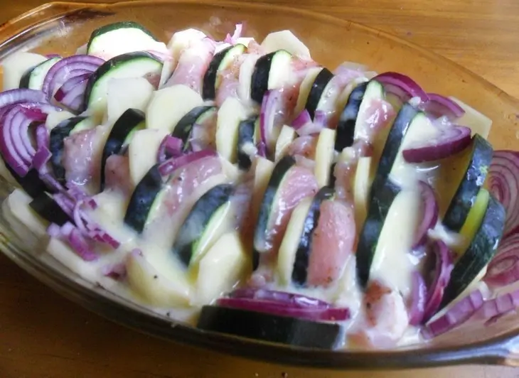 Индейка с кабачками, луком и картофелем: шаг 7