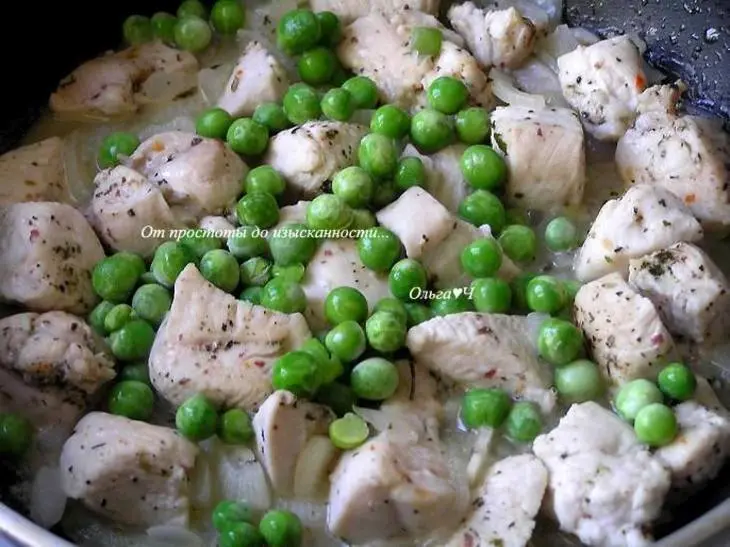 Спагетти с курицей, зеленым горошком и итальянскими травами: шаг 3