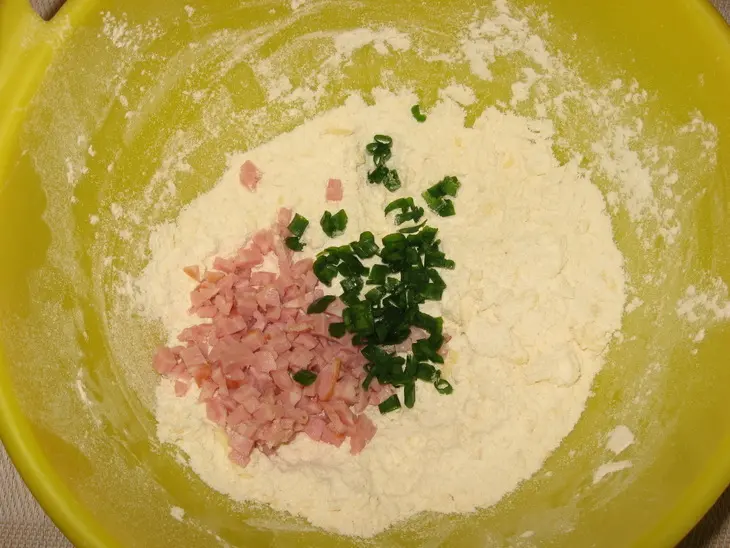 Скон с ветчиной и зеленым луком: шаг 2