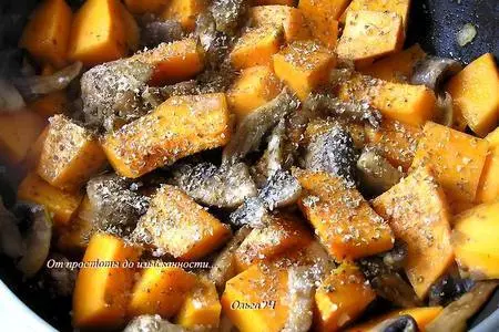 Курица с тыквой, шампиньонами и майораном (в мультиварке): шаг 3