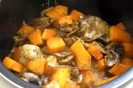 Курица с тыквой, шампиньонами и майораном (в мультиварке): шаг 4