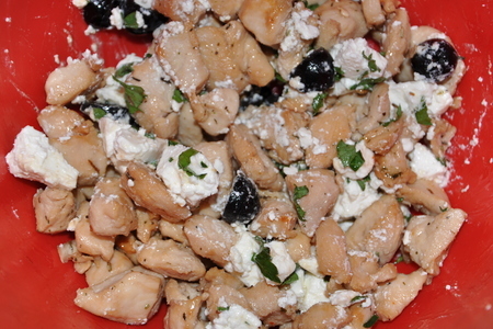 Пирожки из слоеного теста с курицей, фетой и оливками: шаг 1
