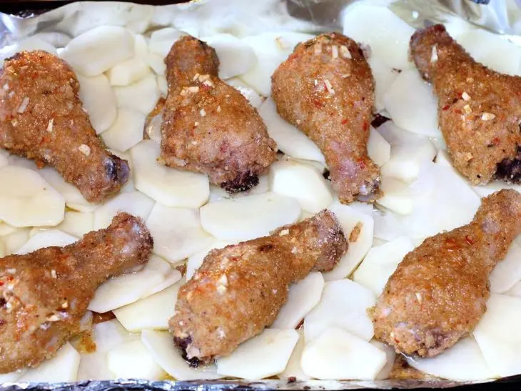 Куриные голени в чесночных сухарях с молодым картофелем: шаг 7