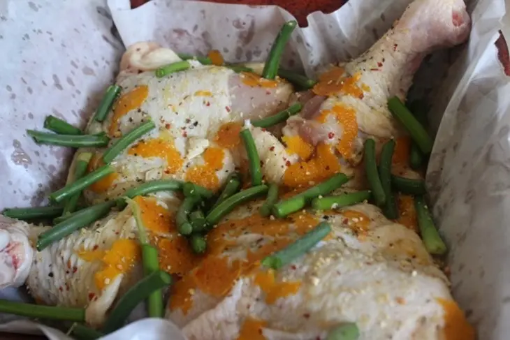 Запеченные куриные окорочка с апельсином и чесночными стрелками: шаг 2
