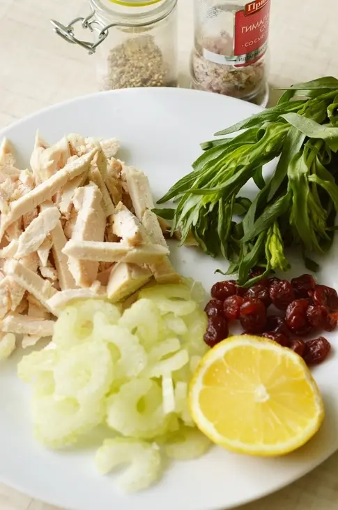 Салат с курицей, эстрагоном и йогуртовой заправкой.: шаг 1