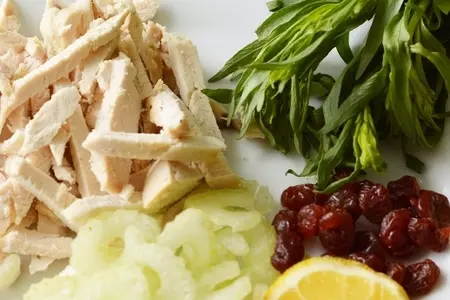 Салат с курицей, эстрагоном и йогуртовой заправкой.: шаг 1