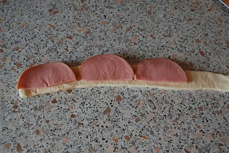 Колбасный розочки: шаг 1