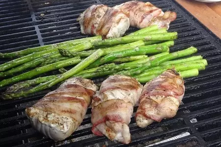 Морской окунь с беконом и спаржей на гриле: шаг 6