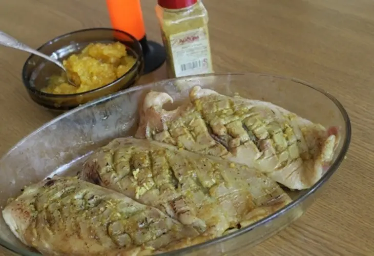 Утиная грудка с апельсиновым джемом, соусом карри и  карамелизированым фруктами.: шаг 2