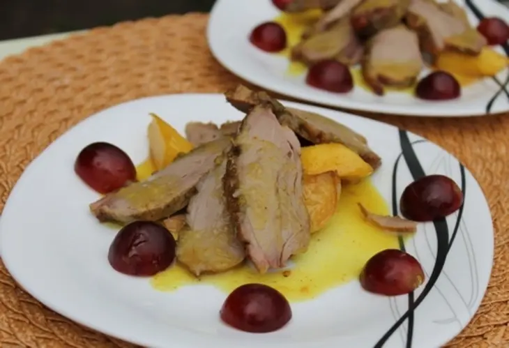 Утиная грудка с апельсиновым джемом, соусом карри и  карамелизированым фруктами.: шаг 9