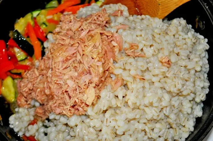 Перловая каша с овощами и тунцом.: шаг 6