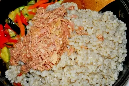 Перловая каша с овощами и тунцом.: шаг 6