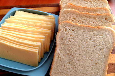 Хлебные трубочки с сыром: шаг 1