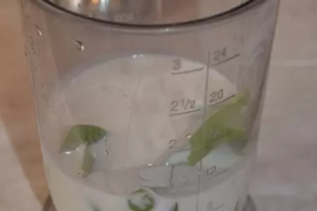 Сосиски в шпинатных заварных блинчиках.: шаг 1