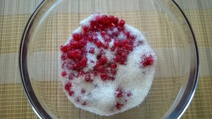Запеченное мясо в горшочках с красной смородиной.: шаг 1