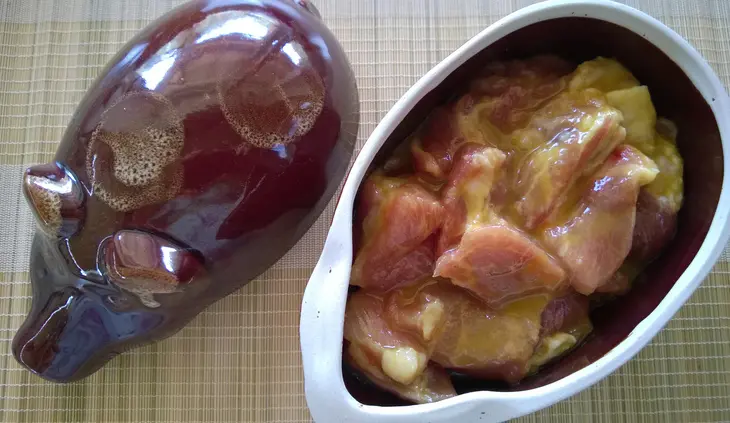 Запеченное мясо в горшочках с красной смородиной.: шаг 5