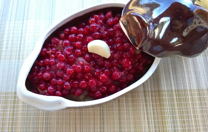 Запеченное мясо в горшочках с красной смородиной.: шаг 6