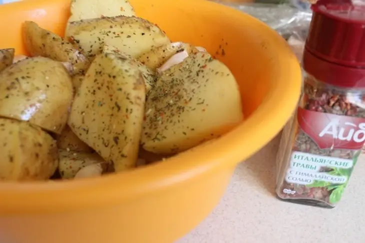 Запеченные свиные ребрышки с ароматным картофелем: шаг 2