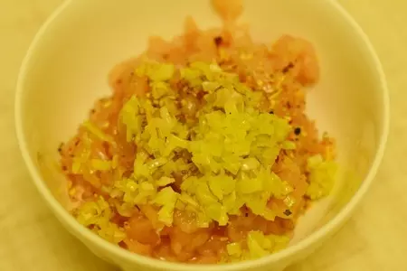 Рулет из куриного филе с луком пореем.: шаг 3