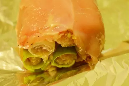 Рулет из куриного филе с луком пореем.: шаг 5