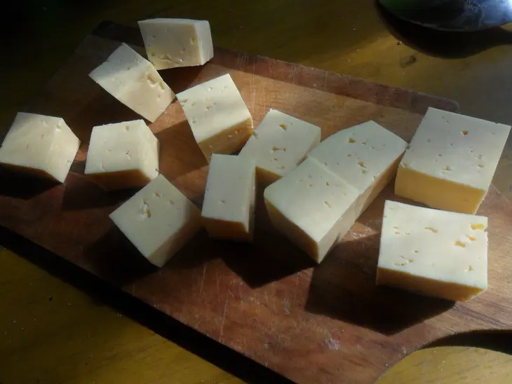 Мясные маффины с сырной начинкой: шаг 3