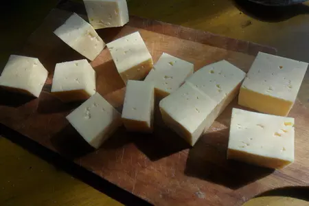 Мясные маффины с сырной начинкой: шаг 3
