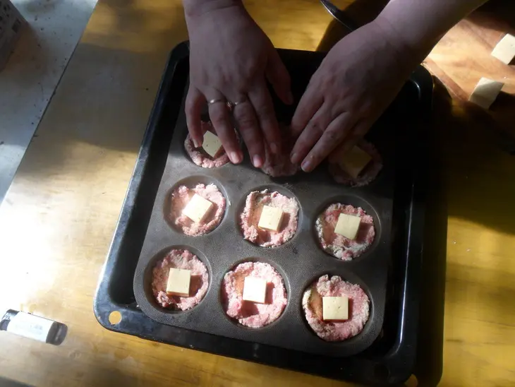 Мясные маффины с сырной начинкой: шаг 4