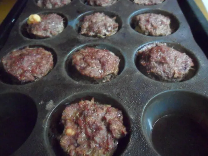 Мясные маффины с сырной начинкой: шаг 6