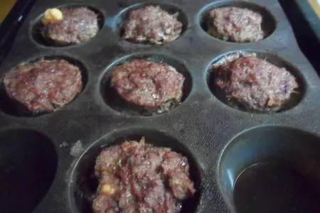 Мясные маффины с сырной начинкой: шаг 6