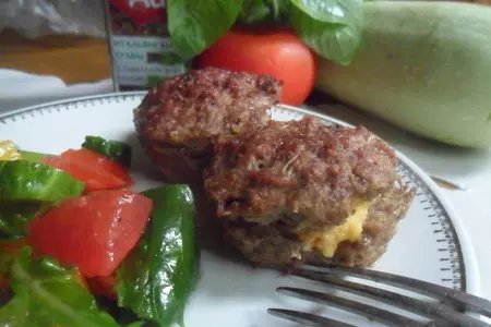 Мясные маффины с сырной начинкой: шаг 8