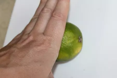 Сочный шашлык на косточке и любимый салат из маринованых помидорок: шаг 3