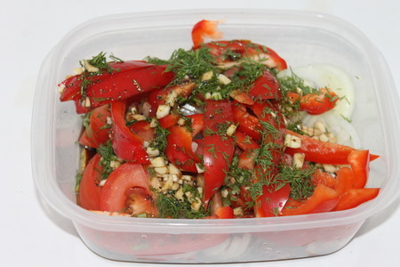 Сочный шашлык на косточке и любимый салат из маринованых помидорок: шаг 6
