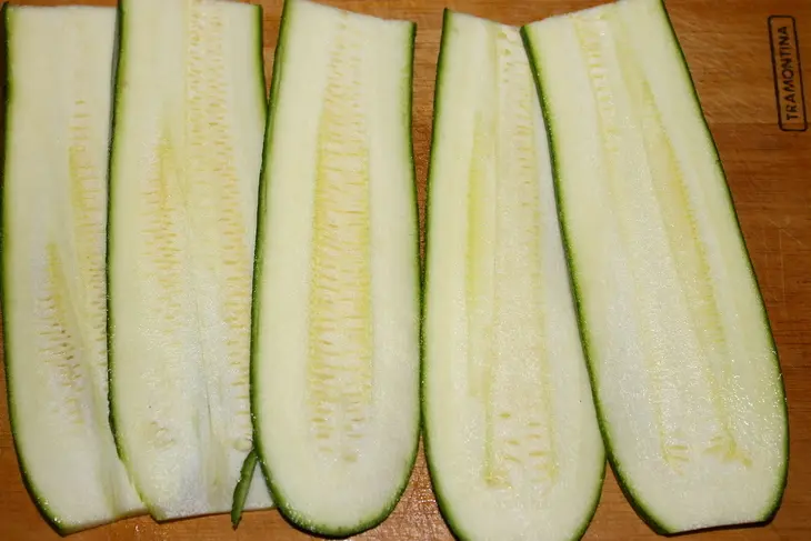 Рулетики из цуккини с курицей и сыром на зерновых краюшках: шаг 1