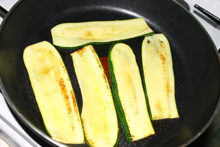 Рулетики из цуккини с курицей и сыром на зерновых краюшках: шаг 2