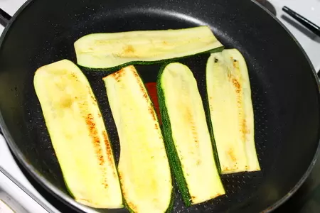 Рулетики из цуккини с курицей и сыром на зерновых краюшках: шаг 2