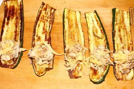 Рулетики из цуккини с курицей и сыром на зерновых краюшках: шаг 4