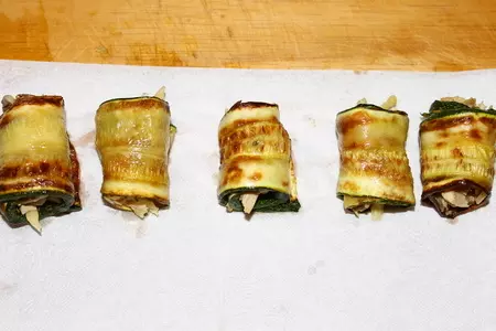 Рулетики из цуккини с курицей и сыром на зерновых краюшках: шаг 5
