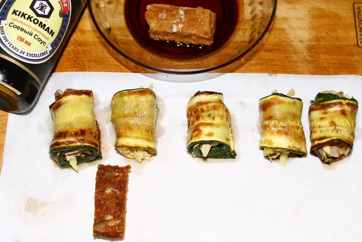 Рулетики из цуккини с курицей и сыром на зерновых краюшках: шаг 7
