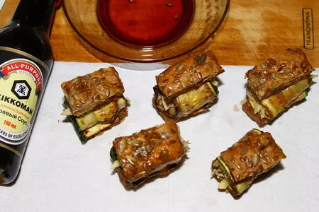 Рулетики из цуккини с курицей и сыром на зерновых краюшках: шаг 9