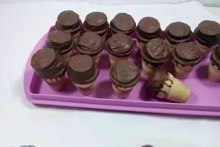 Мини-маффины в вафельных стаканчиках с шоколадной глазурью: шаг 2
