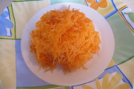 Морковно - творожные уголки с изюмом и кунжутом ( выпечка без яиц и сахара ). : шаг 3