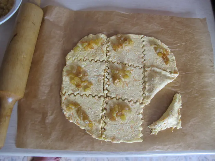 Морковно - творожные уголки с изюмом и кунжутом ( выпечка без яиц и сахара ).: шаг 6