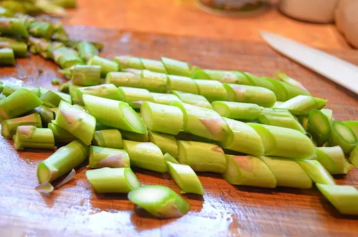 Тарт фламбе со спаржей и фаршем: шаг 2