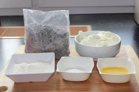 Ленивые вареники с маком и клубничным соусом: шаг 1