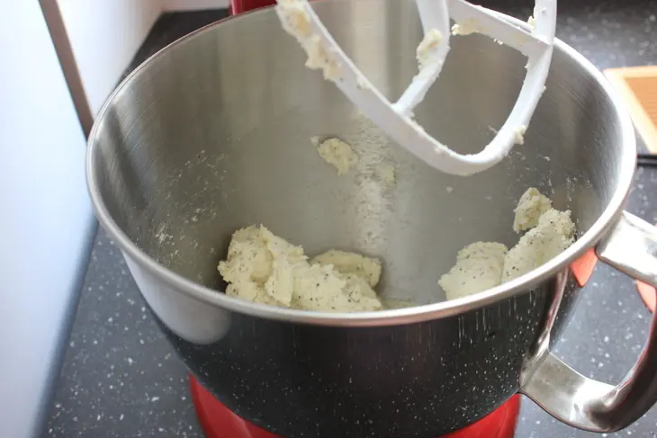 Ленивые вареники с маком и клубничным соусом: шаг 2