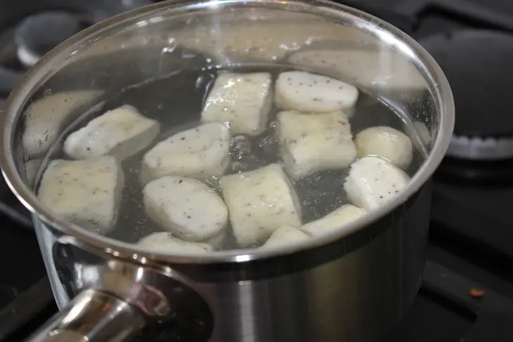 Ленивые вареники с маком и клубничным соусом: шаг 4