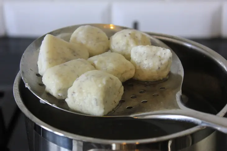 Ленивые вареники с маком и клубничным соусом: шаг 5