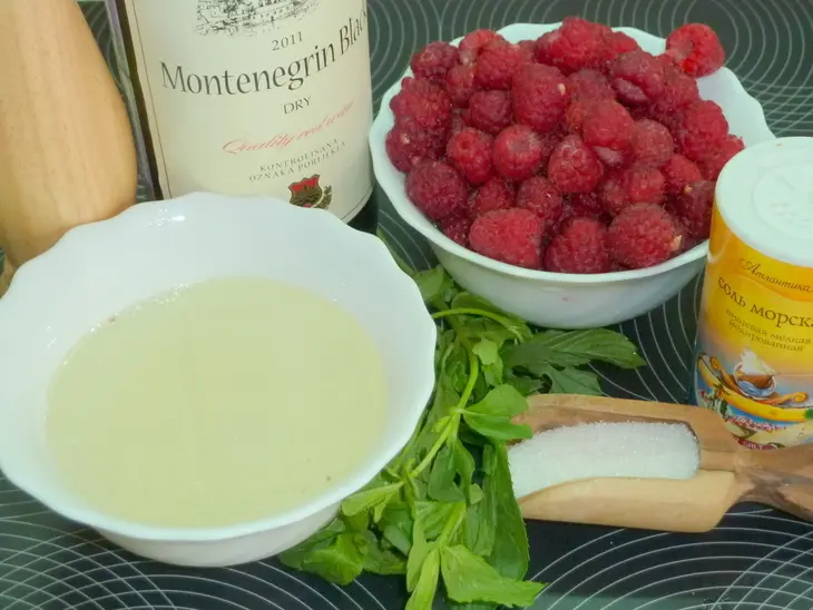 Фаршированные куриные голени с малиновым соусом: шаг 1