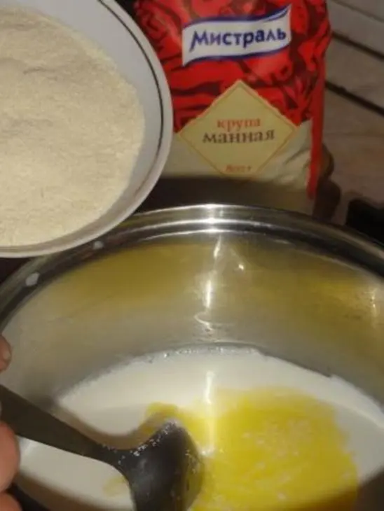 Холодный суп с манными клецками в  ягодном киселе.: шаг 2